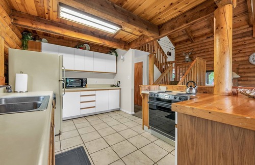 Scofield Cabin | Spacious Beautiful Log Cabin Accessible Year Round