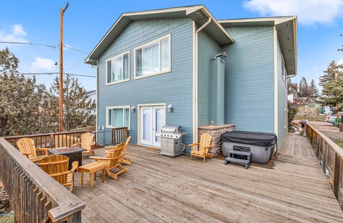 Downtown Klamath Falls House | Spacious - Big Views - Hot Tub - 4 King Beds - Near Crater Lake - Dog Friendly