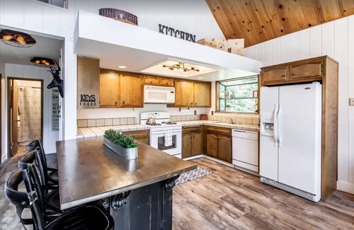 Blue Jay House | SPACIOUS BLUE JAY CABIN WITH VAULTED CEILINGS!