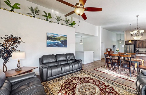Rye House | Spacious brand new home w/mountain views, gas fireplace & firepit