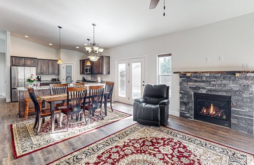 Rye House | Spacious brand new home w/mountain views, gas fireplace & firepit