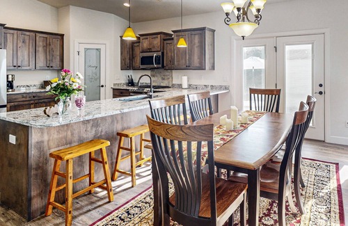 Rye House | Spacious brand new home w/mountain views, gas fireplace & firepit
