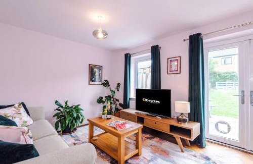 Manchester House | Spacious & Bright 2-Bed Home by 53 Degrees Property, Perfect for Couples with Parking & Garden