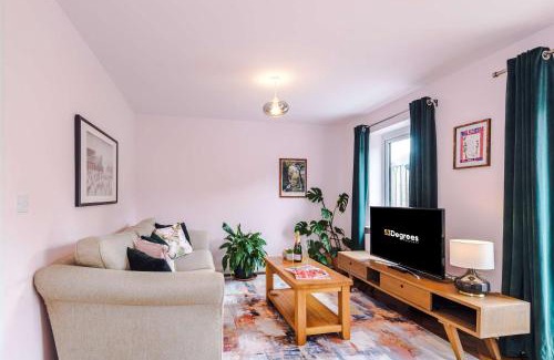 Manchester House | Spacious & Bright 2-Bed Home by 53 Degrees Property, Perfect for Couples with Parking & Garden