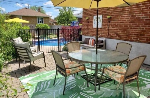 Etobicoke House | Spacious bright 2BD with Pool, 2 free parking-Ideal for longe stays
