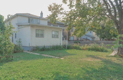 Winnipeg House | Spacious & Bright 2BR Free Parking 8 Mins to Downtownn