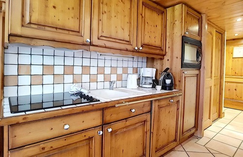 Reberty Apartment | Spacious & Bright Apt near Slopes - Balcony, Pool, Covered Parking
