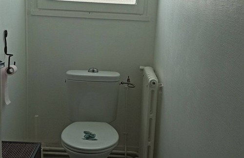 Bourges House | Spacious, bright apartment near Bourges town center. Free parking.