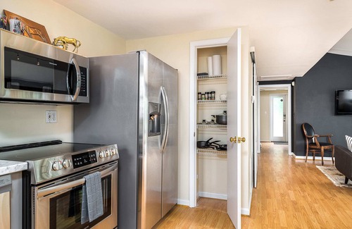 Clifton Apartment | Spacious BRIGHT Apt atop premier Restaurant! YUM!