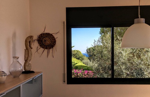 Llanca Apartment | Spacious, bright, terrace and sea view garden, near beaches and harbor, air conditioning/wf
