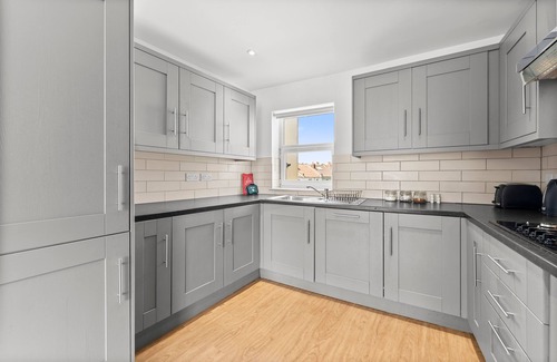 Hanham Apartment | Spacious Bristol Apartment - Parking & WIFI
