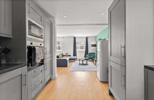 Hanham Apartment | Spacious Bristol Apartment - Parking & WIFI
