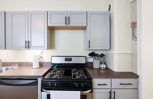Ashfield Apartment | Spacious Broadway Home/Downtown Western Modern Charm with parking