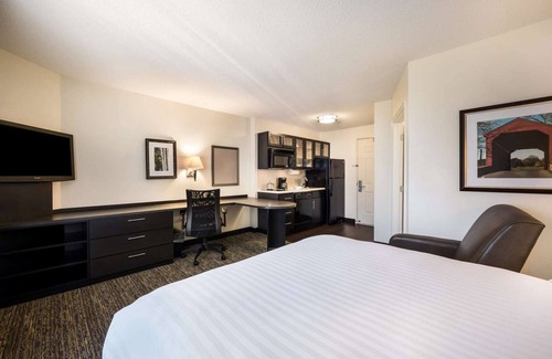 Libertyville Hotel | Spacious Budget-friendly Room w/Kitchenette Ideal for Extended or Short Stays