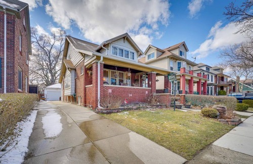 Grosse Pointe House | Spacious bungalow with 7 Beds in awesome Grosse Pointe Park!