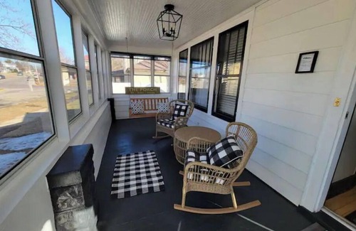 Portage House | SPACIOUS BUNGALOW- 20min to WI Dells/Devils Lake