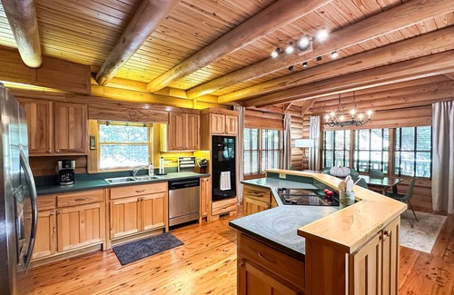 Blue Ridge Cabin | Spacious Cabin for 14 on Fightingtown Creek – Private Trout Fishing Retreat