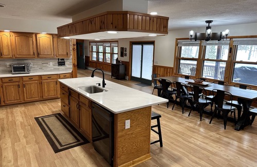 McHenry Cabin | Spacious cabin - Hot Tub - Pool Table - 5 min from Wisp