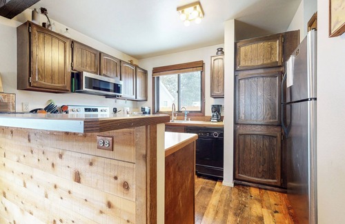 Mammoth Lakes Condo | Spacious Cabin, Rustic Décor. Near Restaurants. Pool & Tennis Court On-site
