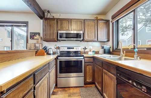 Mammoth Lakes Condo | Spacious Cabin, Rustic Décor. Near Restaurants. Pool & Tennis Court On-site