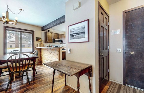 Mammoth Lakes Condo | Spacious Cabin, Rustic Décor. Near Restaurants. Pool & Tennis Court On-site