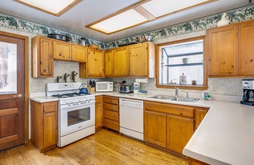Arnold House | Spacious Cabin Sleeps up to 12! - Sky High #86 by Bear Valley Vacation Rentals