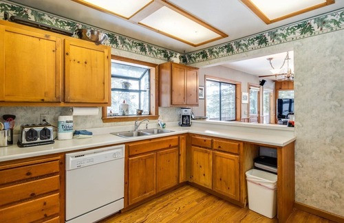 Arnold House | Spacious Cabin Sleeps up to 12! - Sky High #86 by Bear Valley Vacation Rentals