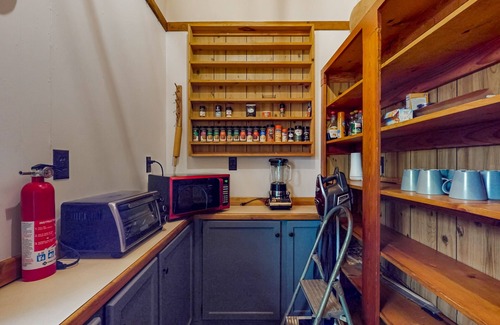 Demorest Cabin | Spacious cabin w/direct access to river & fire place, screened porch