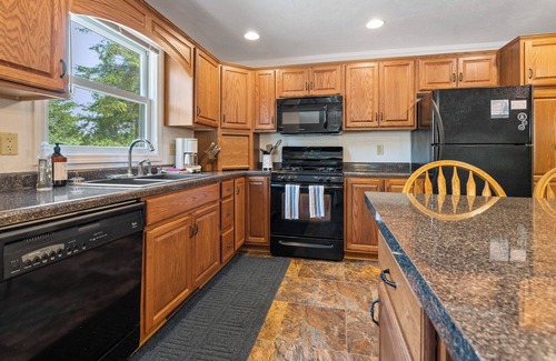 Ephraim Cabin | Spacious Captain's Quarters - Central Ephraim