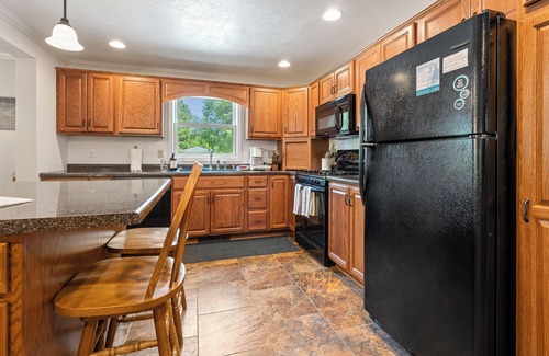 Ephraim Cabin | Spacious Captain's Quarters - Central Ephraim