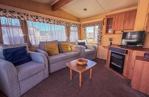 Lowestoft House | Spacious caravan for hire with decking by the beach in Suffolk ref 40094ND