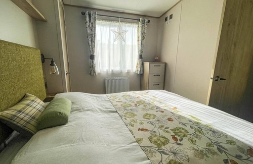 Hunstanton Cabin | Spacious caravan with large decking area, perfect to enjoy the sun, ref 23058C