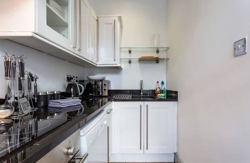 Winchester Apartment | Spacious Central Chic Apartment - Simply Check In