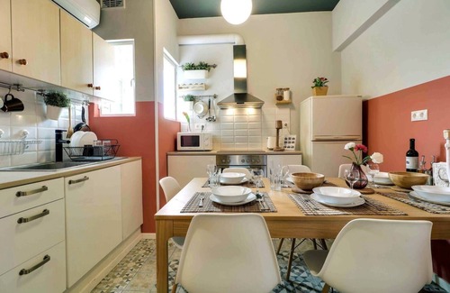 Athens City Centre Apartment | Spacious Central Flat 3min to Metro AC Netflix PC!