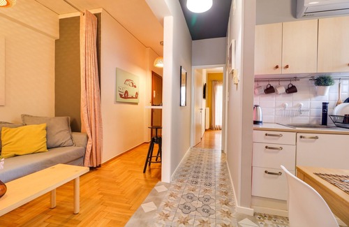 Athens City Centre Apartment | Spacious Central Flat 3min to Metro AC Netflix PC!