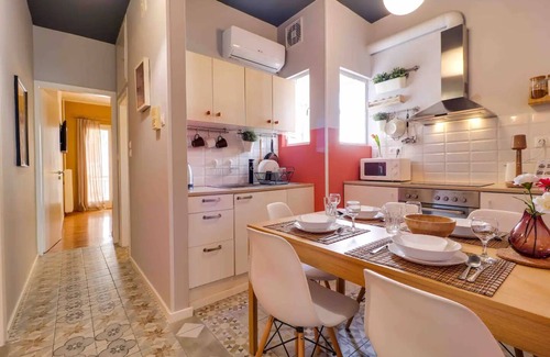 Athens City Centre Apartment | Spacious Central Flat 3min to Metro AC Netflix PC!