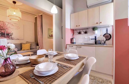 Athens City Centre Apartment | Spacious Central Flat 3min to Metro AC Netflix PC!