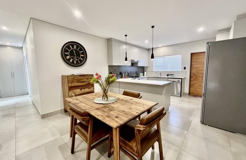 George Apartment | Spacious & Central George Getaway at 1 on York