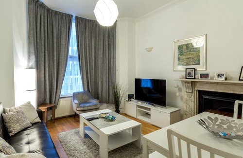 West Kensington Apartment | Spacious Centrally Located One Bed
