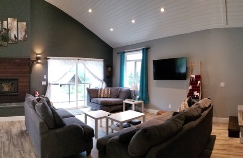 Hemlock Valley Ski Chalet | Spacious Chalet For Family Adventures (Pet Friendly!)