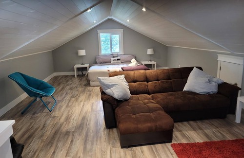 Hemlock Valley Ski Chalet | Spacious Chalet For Family Adventures (Pet Friendly!)