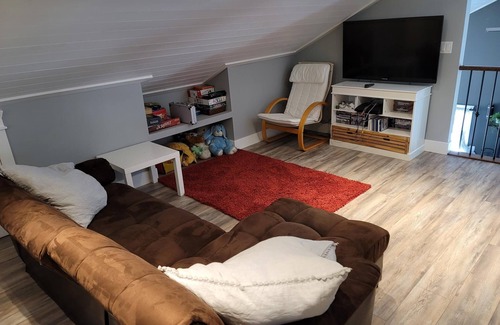 Hemlock Valley Ski Chalet | Spacious Chalet For Family Adventures (Pet Friendly!)