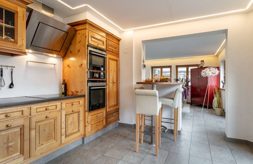 Gundhabing House | Spacious chalet, only 350m to the ski bus