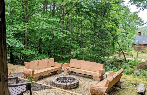 Eidelweiss Village Ski Chalet | Spacious Chalet Vacation Home in the White Mountain Region Sleeps10,Pet friendly