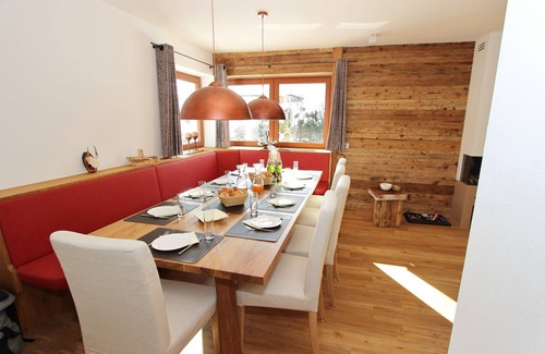 Schuttdorf Ski Chalet | Spacious Chalet with Garden in Salzburg