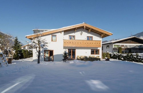 Schuttdorf Ski Chalet | Spacious Chalet with Garden in Salzburg