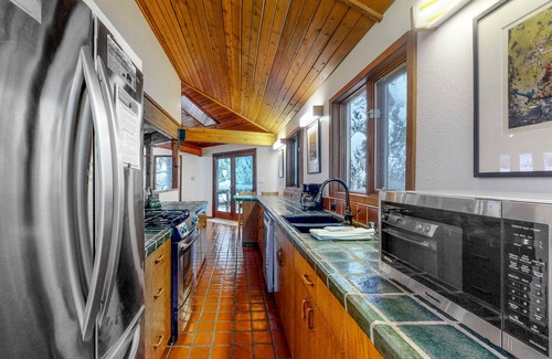 Alyeska Ski Chalet | Spacious chalet with WiFi, private hot tub & solarium - dogs ok
