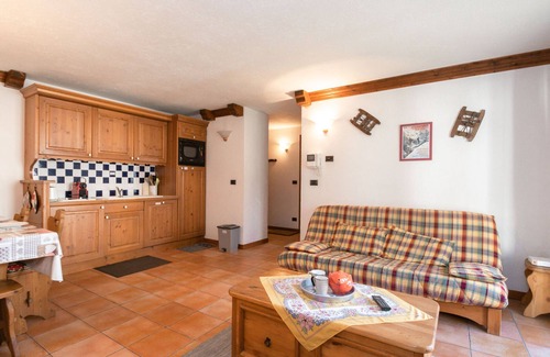 Chamonix City Centre Apartment | Spacious City-Center Apartment with Balcony, Parking, and Wi-Fi in Chamonix