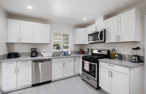 Raisin House | Spacious & Clean 2B/1Bth w Great Access to Airport
