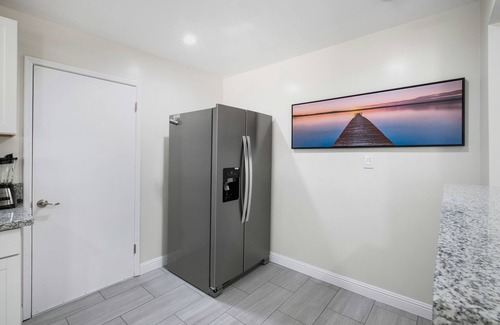 Raisin House | Spacious & Clean 2B/1Bth w Great Access to Airport